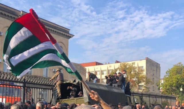 Abhazya’da parlamentoya girmeye çalışan protestoculara müdahale