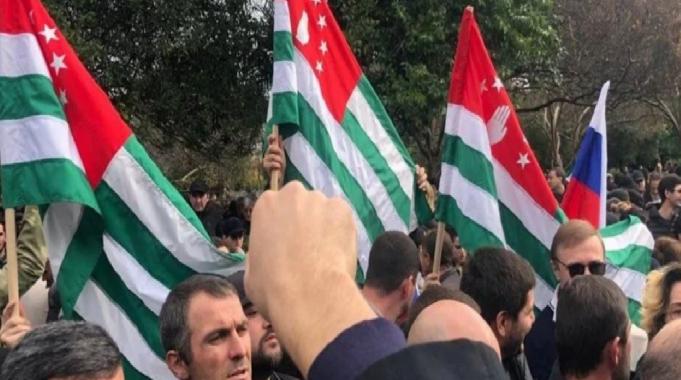 Abhazya’da parlamentoya girmeye çalışan protestoculara müdahale