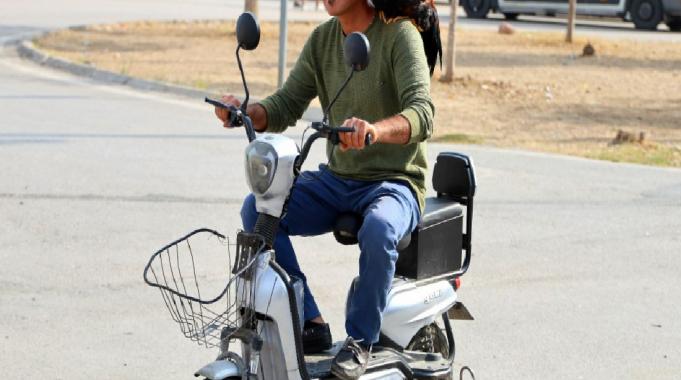 Adana'da bir kişinin horozu ile dostluğu görenleri hayrete düşüyor