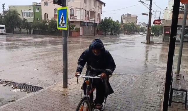 Adana'da kuvvetli rüzgar ekmek büfesini yerinden söktü