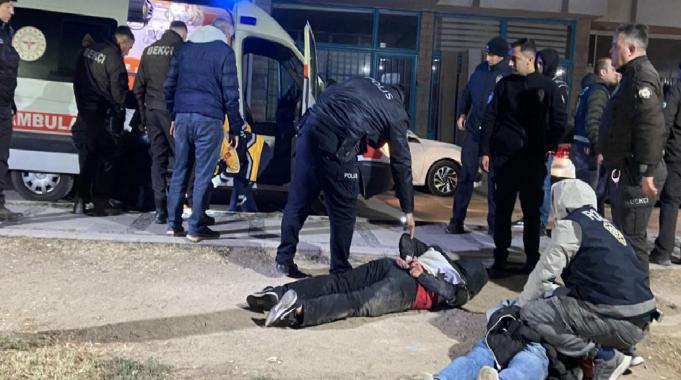 Aksaray'da 3 kişinin bıçaklandığı kavgadan kaçan şüpheliler kovalamacayla yakalandı