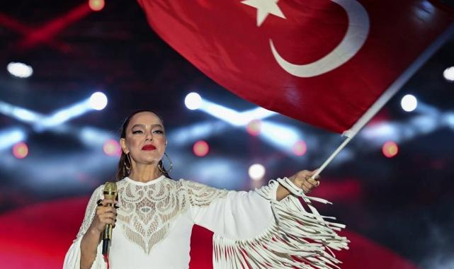 Ankara'da Ebru Gündeş'in 69 milyon liralık konseri CHP'yi karıştırdı