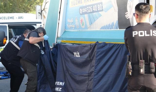 Antalya'da bisikletinden düşen çocuk çöp kamyonunun altında kaldı