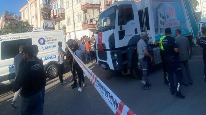 Antalya'da bisikletinden düşen çocuk çöp kamyonunun altında kaldı