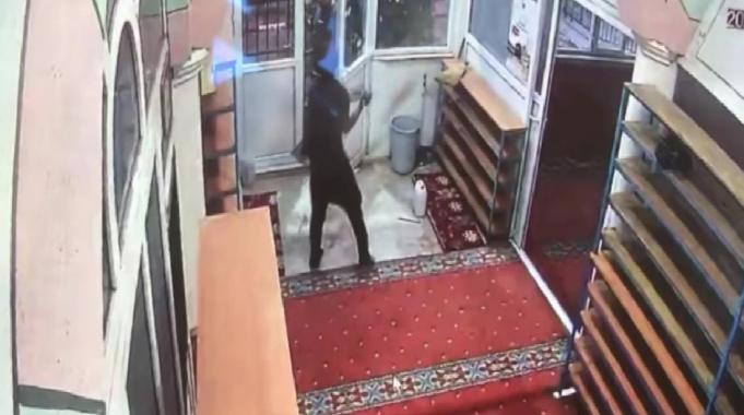 Antalya'da müezzine saldırı anı