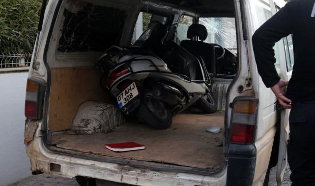 Antalya'da "Yarın kıyamet kopacak" deyip, minibüs gasbetti