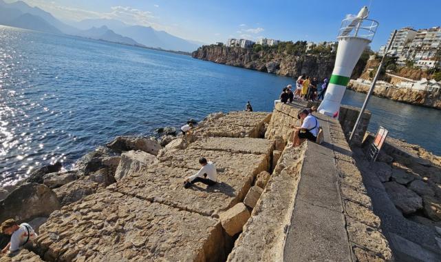 Antalya'da yat limanı iskelesi 15 derece eğildi