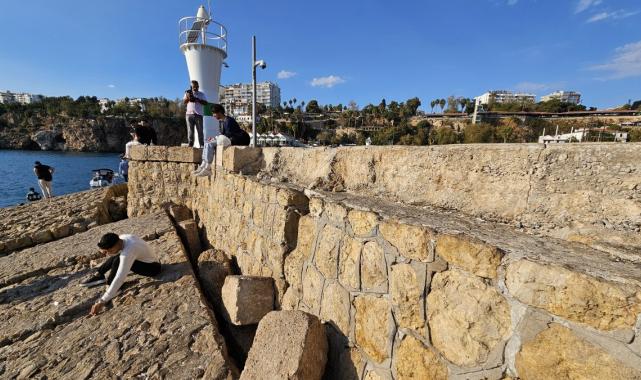 Antalya'da yat limanı iskelesi 15 derece eğildi