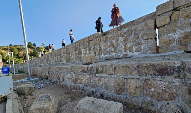 Antalya'da yat limanı iskelesi 15 derece eğildi