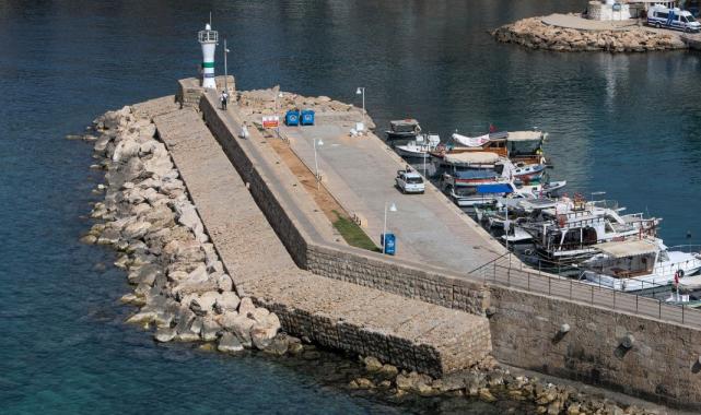 Antalya'da yat limanı iskelesi 15 derece eğildi