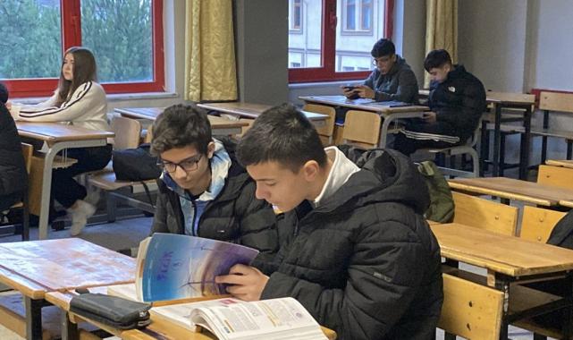 Ara tatil bitti: Milyonlarca öğrenci ders başı yaptı