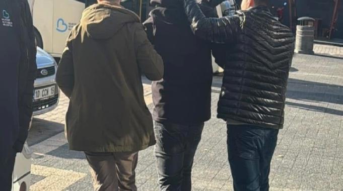 Balıkesir&#039;de &quot;askere gidiyoruz&quot; diyerek vatandaşları dolandırdılar