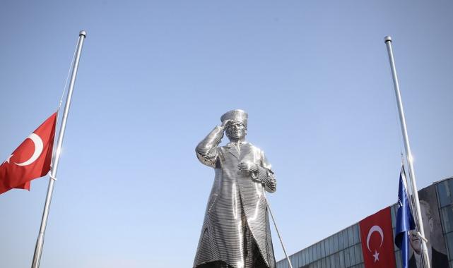 Bursa'da Atatürk'ün çelikten yapılan heykeli açıldı