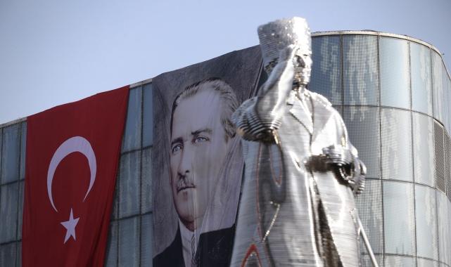 Bursa'da Atatürk'ün çelikten yapılan heykeli açıldı