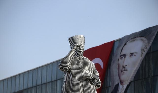 Bursa'da Atatürk'ün çelikten yapılan heykeli açıldı