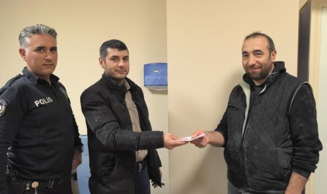 Bursa'da bankamatikte unutulan parayı polise teslim etti