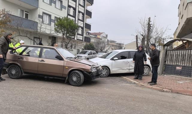 Bursa'da otomobillerin çarpıştığı kaza kameraya yansıdı