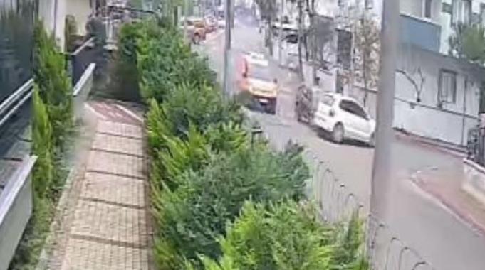 Bursa'da otomobillerin çarpıştığı kaza kameraya yansıdı