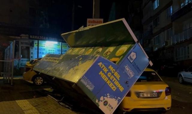 Bursa'yı lodos vurdu: Ağaçlar devrildi, durak yerinden söküldü