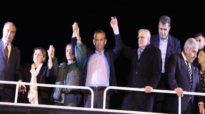 CHP'de partiye muhalif belediye başkanları sorunu: Özgür Özel, Ankara'ya çağıracak