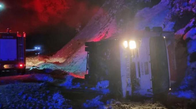 Çorum&#039;da kamyonetin devrildiği kazada 3 kişi yaralandı