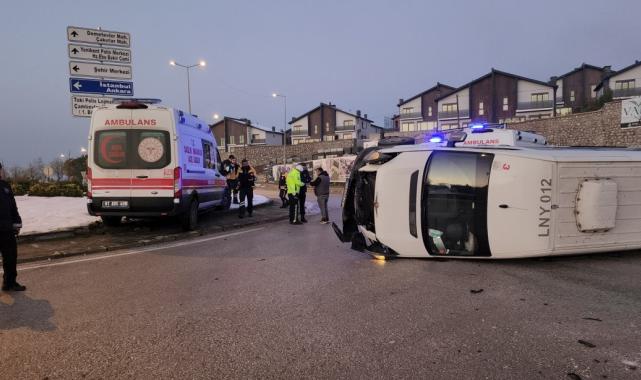 Düzce'de buzlanan yolda işçi servis minibüsü devrildi; 7 yaralı