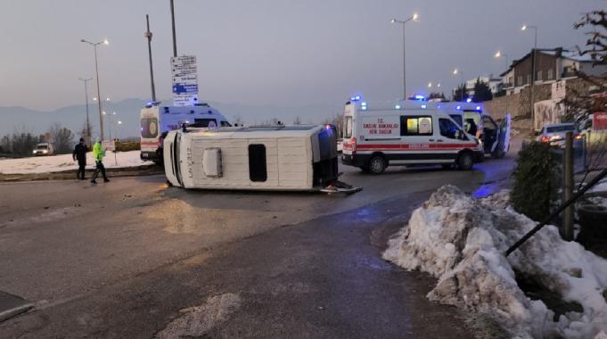 Düzce&#039;de buzlanan yolda işçi servis minibüsü devrildi; 7 yaralı
