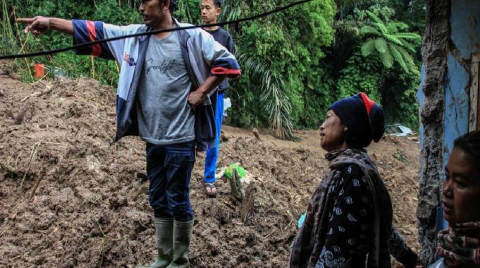 Endonezya&#039;da sel ve toprak kayması: 20 ölü
