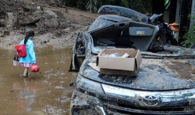 Endonezya'daki sel ve toprak kaymasında can kaybı 27'ye yükseldi