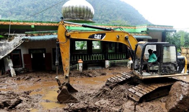 Endonezya'daki sel ve toprak kaymasında can kaybı 27'ye yükseldi