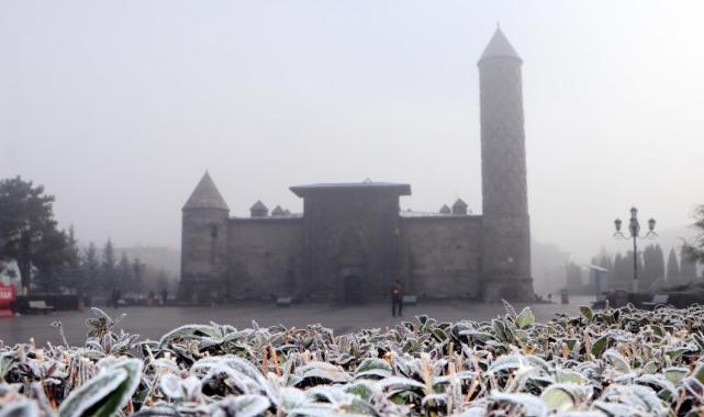 Erzurum'da sis ve soğuk hava etkili oluyor