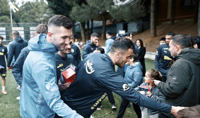Fenerbahçe, burs verdiği çocukları konuk etti