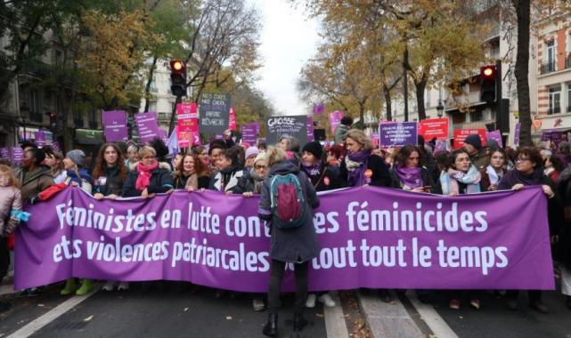 Fransa'da binlerce kişi kadına yönelik şiddete karşı yürüdü