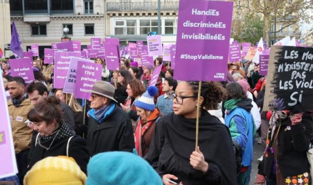 Fransa'da binlerce kişi kadına yönelik şiddete karşı yürüdü