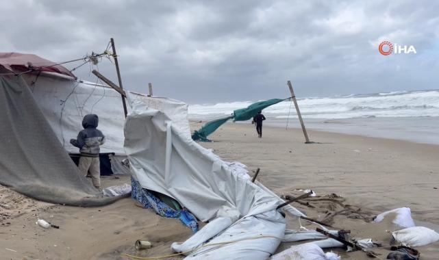 Gazze'de Filistinlilerin çadırları denize sürüklendi