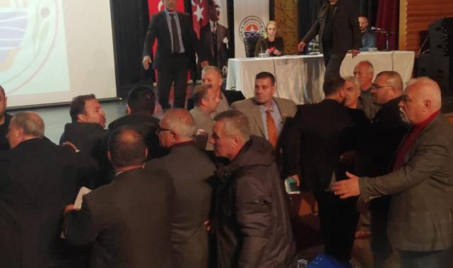 Gemlik Belediye Meclisi'nde "teröre hayır" pankartı gerginliği