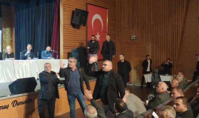 Gemlik Belediye Meclisi'nde "teröre hayır" pankartı gerginliği