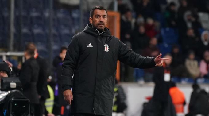 Giovanni van Bronckhorst, değişikler için son yarım saati tercih ediyor