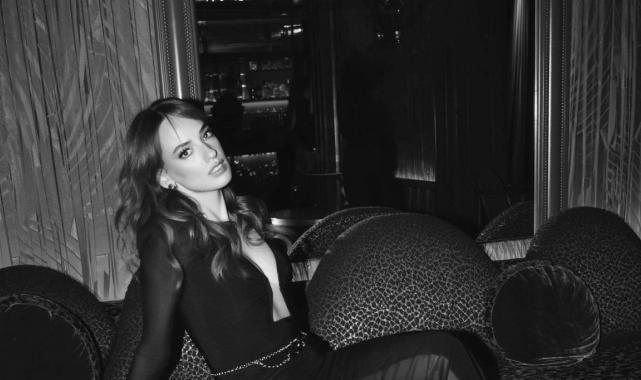 Görenler gözlerini alamadı! Oyuncu Seda Bakan transparan elbisesiyle büyüledi