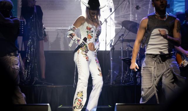 Hande Yener'den 'pozitif' çağrı... Kız çocukları için adalet istedi