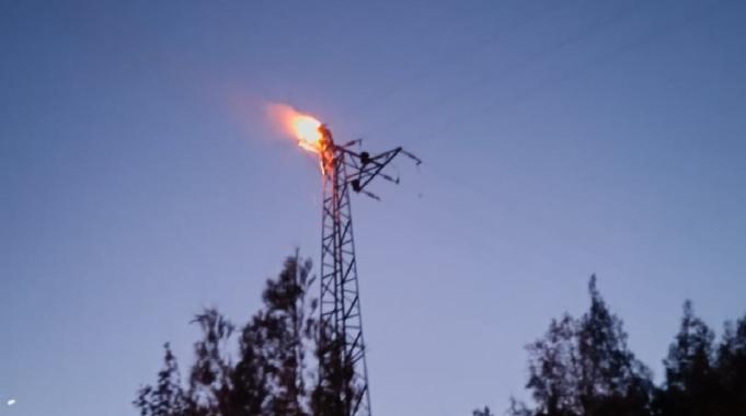 Hatay&#039;da elektrik direğinde akıma kapılıp yanarak öldü
