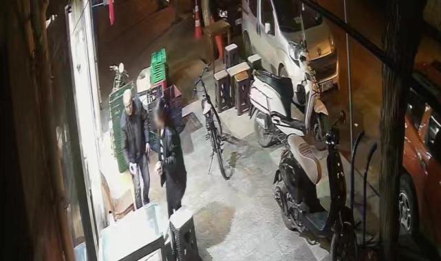 Hatay'da üşüyen kadını içeri aldılar, hırsızlık yaptı