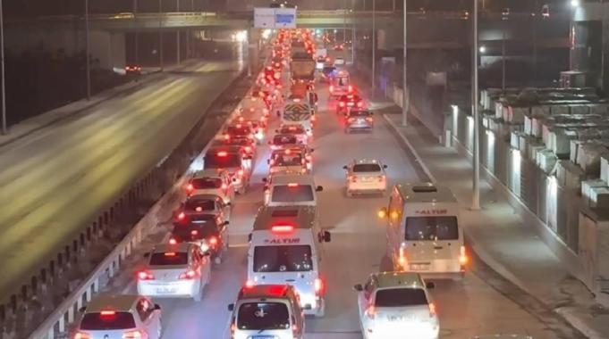İBB&#039;nin yol çalışması nedeniyle trafik durdu
