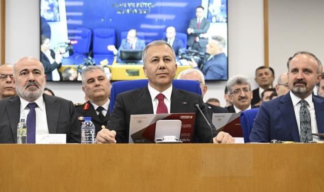 İçişleri Bakanı Ali Yerlikaya, Türkiye'de yaşayan Suriyeli sayısını açıkladı