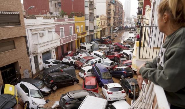 İspanya'da sel felaketini yaşayanlar kral ve kraliçeye saldırdı