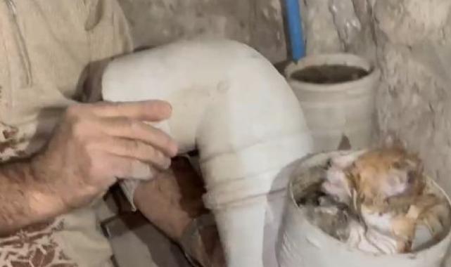 Isparta'da tuvalet giderine sıkışan kedinin imdadına itfaiye yetişti