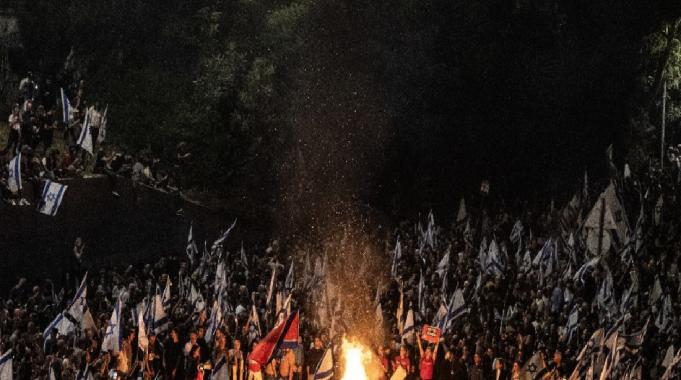 İsrail&#039;de Yoav Gallant görevden alındı, halk sokağa döküldü