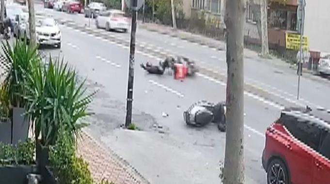 İstanbul Bahçelievler&#039;de motosikletli kuryeler çarpıştı
