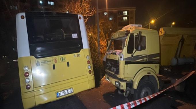 İstanbul Başakşehir'de kamyona çarpan İETT otobüsünün şoförü yaralandı