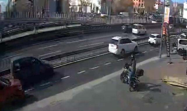 İstanbul'da gaza basan motosikletli otomobile çarptı
